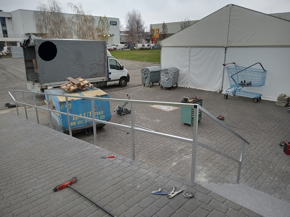BDSTEEL ipari rakodórámpa korlátokkal